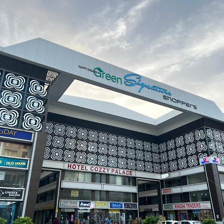 Hotel Cozzy Palace Surat Bagian luar foto