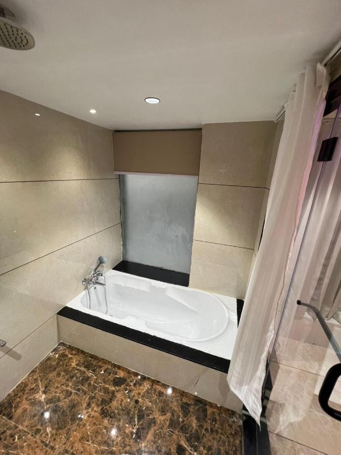 Hotel Cozzy Palace Surat Bagian luar foto