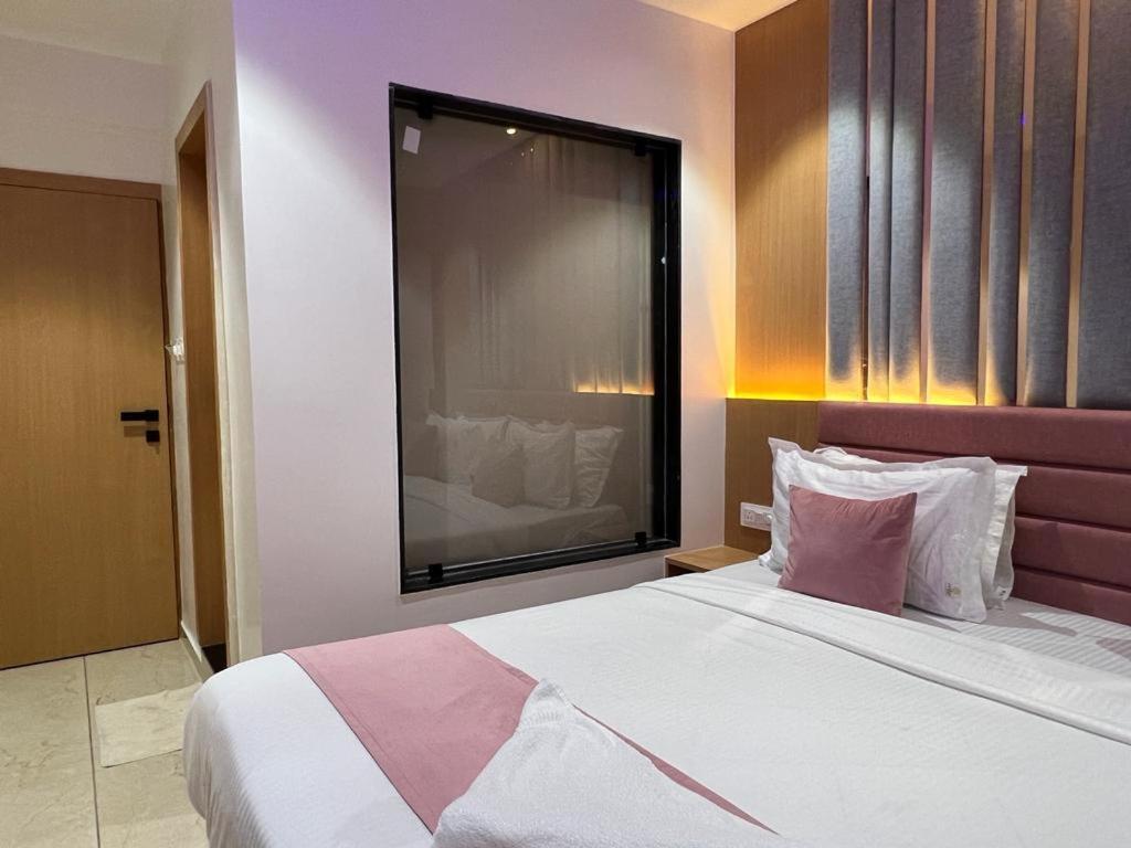 Hotel Cozzy Palace Surat Bagian luar foto