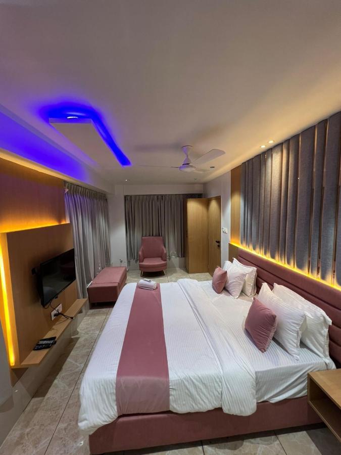Hotel Cozzy Palace Surat Bagian luar foto